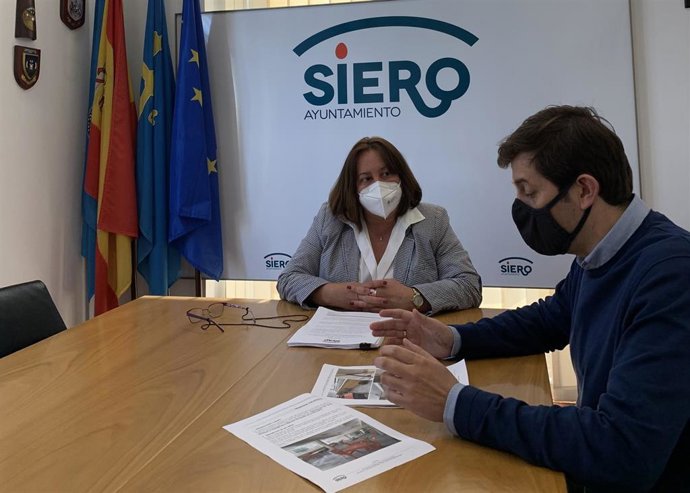La concejala de Siero, Ana Rosa Nosti y el aparejador municipal, Juan Freije.