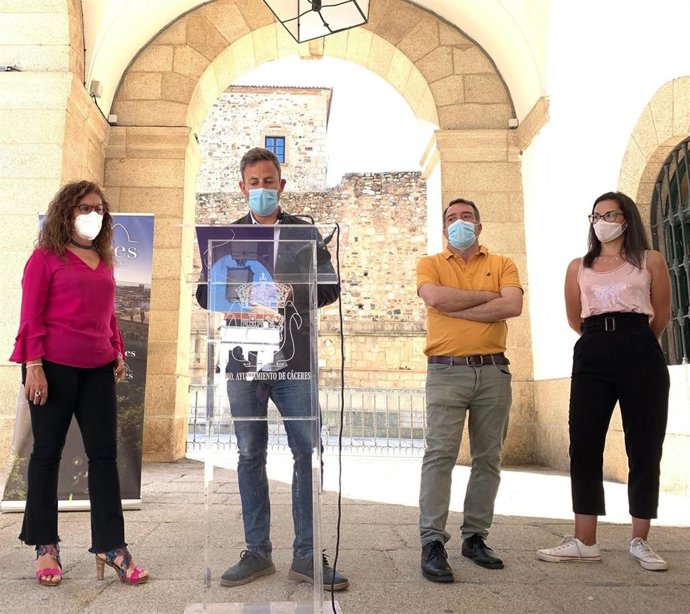 Cáceres lanza diez nuevas rutas para descubrir los escudos, los patios, los comercios tradicionales o personajes ilustres