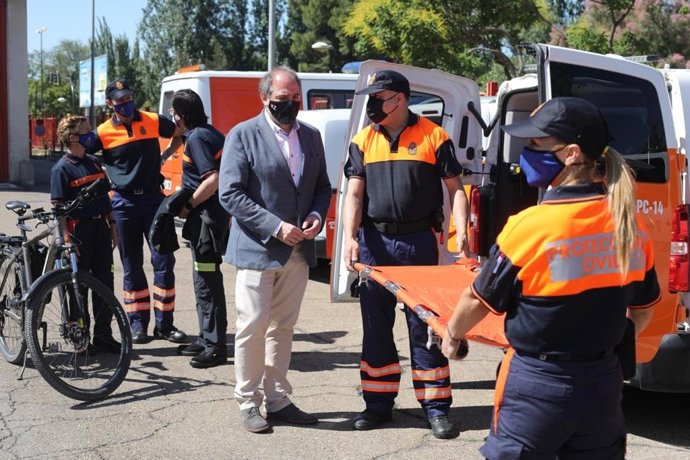 El concejal delegado de Bomberos, Alfonso Mendoza, con voluntarios de Protección Civil.
