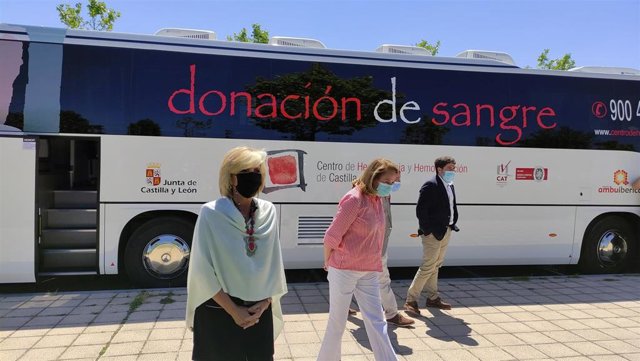 La consejera de Sanidad, Veróni Casado, en primer término, durante la presentación de las nuevas unidades móviles de donación.