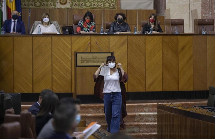 Archivo - La diputada no adscrita Teresa Rodríguez (c), tras su intervención en el debate de la propuesta de reforma del Reglamento de la Cámara, en una foto de archivo en el Parlamento andaluz.