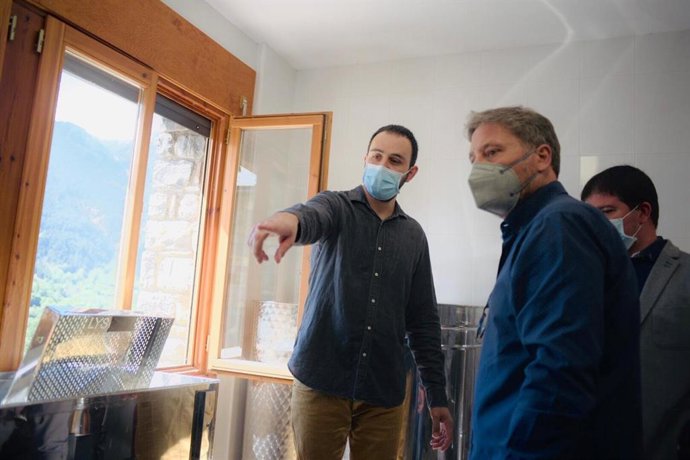 El consejero de Vertebración del Territorio, José Luis Soro, ha visitado las instalaciones apícolas.