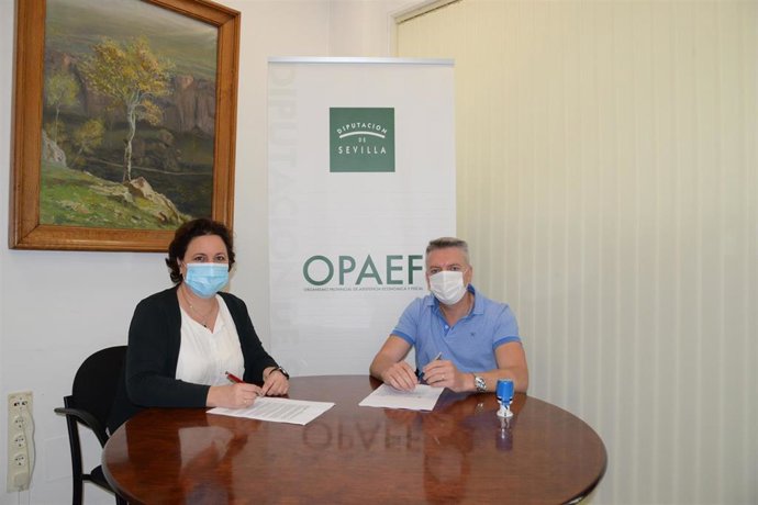 La diputada del Área de Hacienda y Concertación de la Diputación de Sevilla y vicepresidenta del Organismo de Asistencia Económica y Fiscal (Opaef), María Regla Martínez Bernabé, junto con el alcalde de Herrera, Jorge Muriel Jiménez