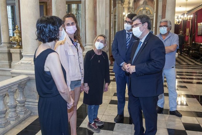 Aburto recibe en el Ayuntamiento a las ganadoras de la convocatoria 2021 del programa "Artistas en Residencia'