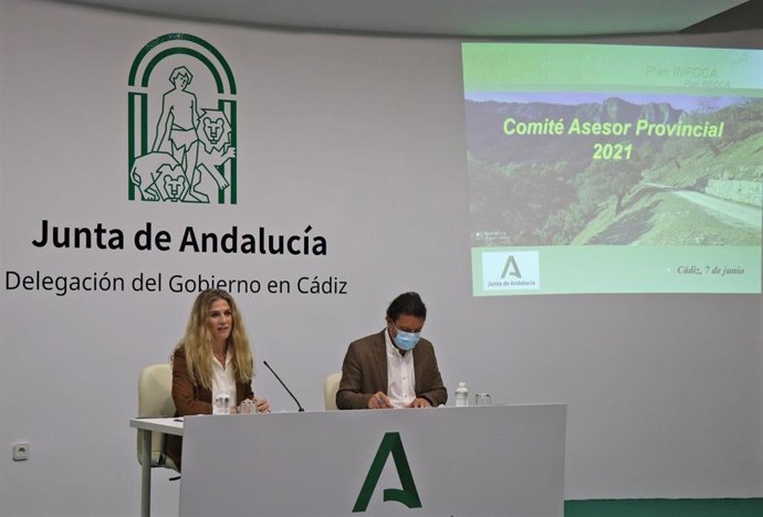 Archivo - La delegada de la Junta de Andalucía en Cádiz, Ana Mestre, y el delegado territorial de Desarrollo Sostenible, Daniel Sánchez, durante el Comité Asesor Provincial del Plan Infoca.