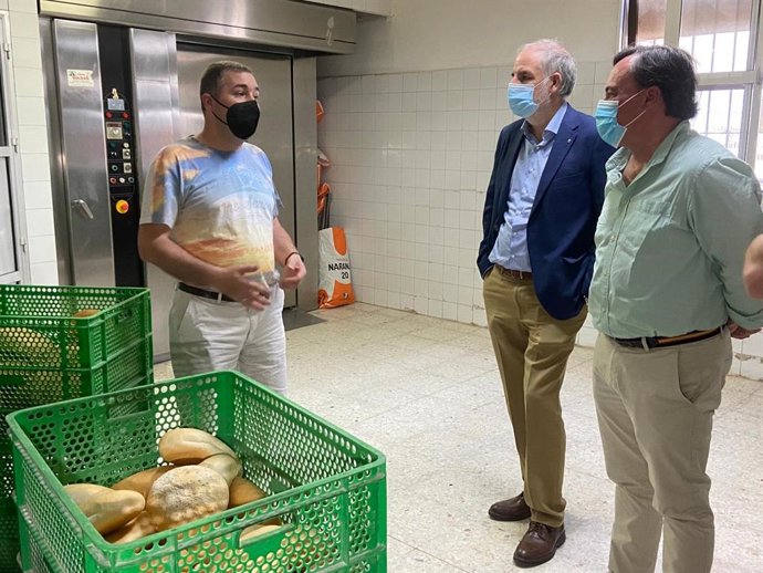 Macario Valpuesta (c.), este lunes