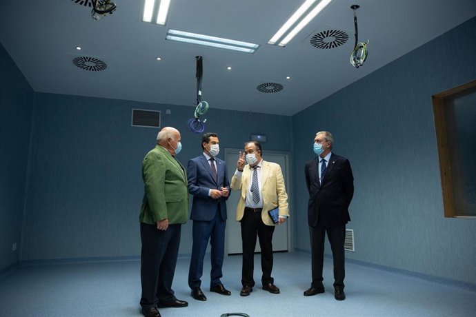 El presidente de la Junta de Andalucía, Juanma Moreno (2i), junto al consejero de Sanidad, Jesús Aguirre (11) y el consejero de Economía, Rogelio Velasco (1d), durante la visita a el nuevo Hospital Cartuja-Macarena, siendo el primer acto público, que el