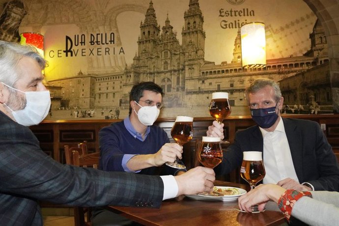 Archivo - El conselleiro de Turismo, Alfonso Rueda Valenzuela (1d) toma una cerveza en la cervecería Rua Bella durante el primer día de la apertura parcial de la hostelería en Santiago de Compostela, A Coruña, Galicia (España), a 26 de febrero de 2021.