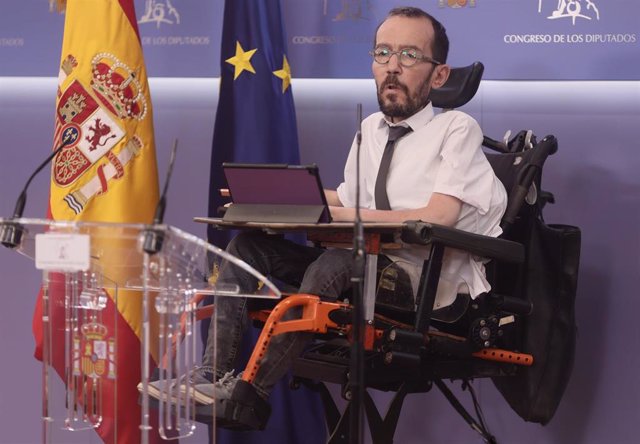 El portavoz de Unidas Podemos en el Congreso, Pablo Echenique, interviene en una rueda de prensa anterior a una Junta de Portavoces, a 25 de mayo de 2021, en el Congreso de los Diputados, Madrid, (España).