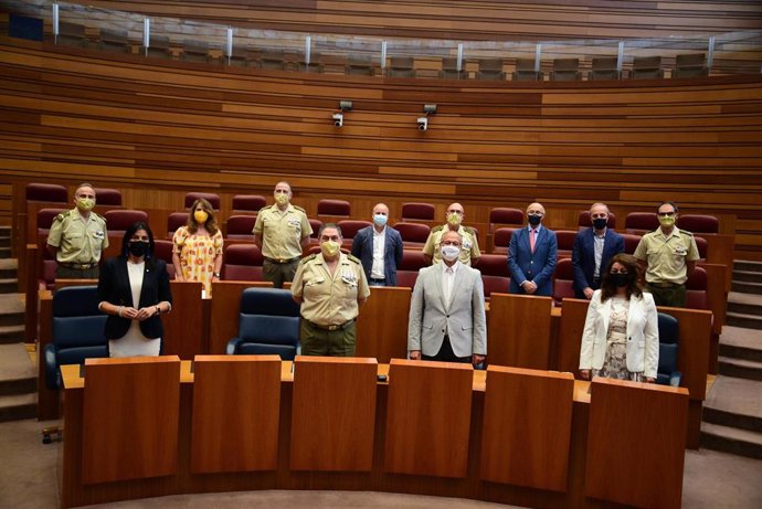 Foto de Luis Fuentes y representantes de la Mesa de las Cortes y los grupos parlamentarios junto al general José Rivas Moriana.
