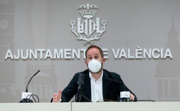 El edil de Protección Ciudadana en Valncia, Aarón Cano, en la rueda de prensa.