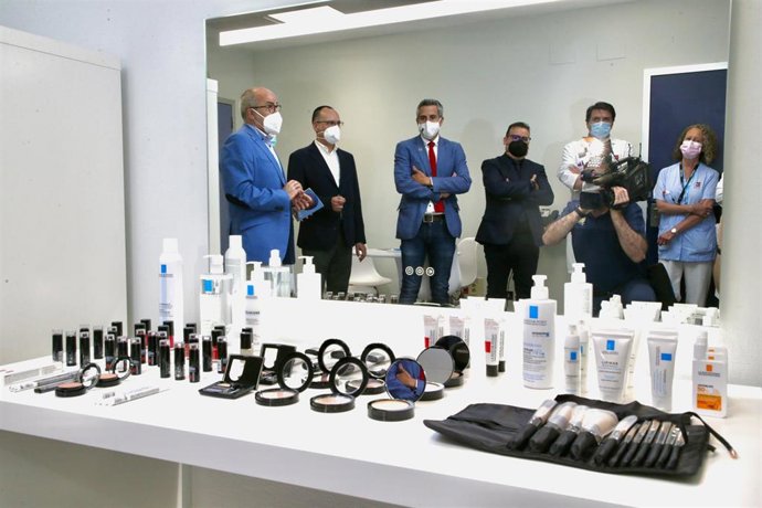 El vicepresidente del Gobierno, Pablo Zuloaga, el consejero de Sanidad, Miguel Rodríguez, y el jefe del servicio de Oncología Radioterápica, Pedro José Prada, presentan la consulta oncoestética para pacientes con cáncer en el Hospital Valdecilla.