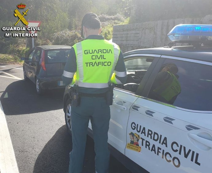 Un agente de la Guardia Civil de Tráfico en un control en Galicia.