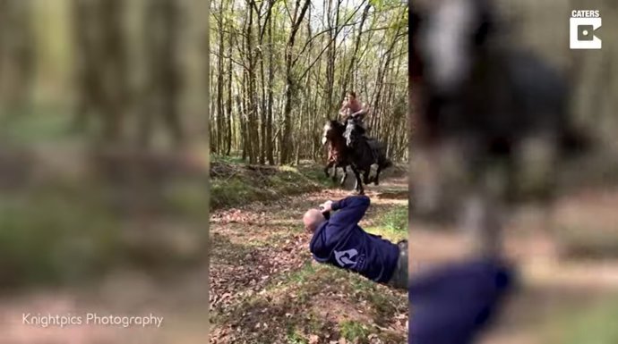 El fotógrafo Chris Knight captura la belleza y la elegancia de los caballos y sus jinetes haciendo acrobacias