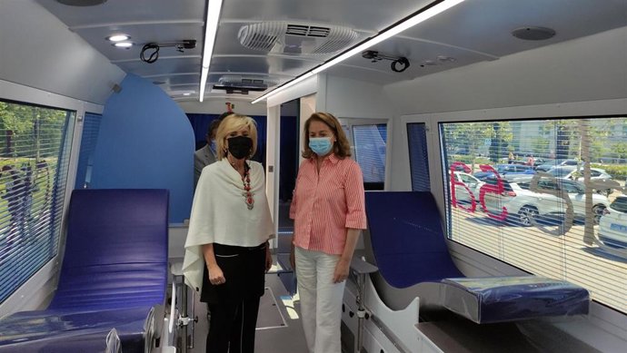 La consejera de Sanidad, Verónica Casado, (i)  y la directora del Chemcyl, Lydia blanco, (d) en una de las nuevas unidades de hemodonación.