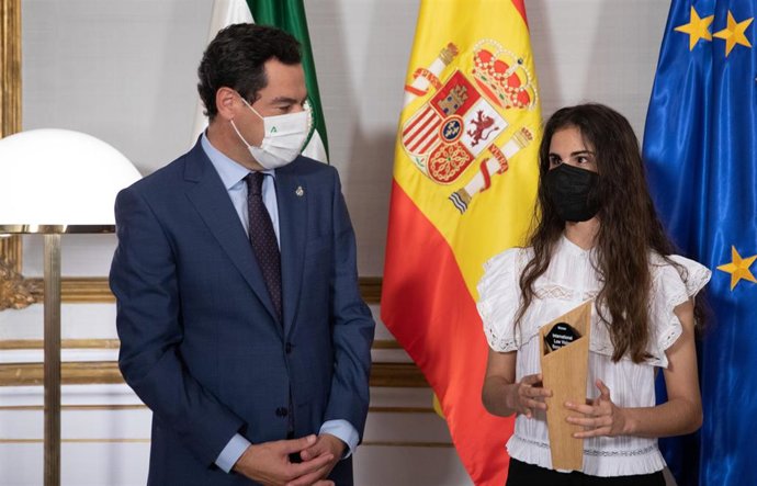 El presidente de la Junta de Andalucía, Juanma Moreno, recibe en San Telmo a la niña almeriense Laura Diepstratren, ganadora del International Low Vision Song Contest, el festival de Eurovisión para artistas ciegos a 07 de junio del 2021 en Sevilla, And