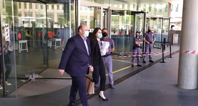 El exceo general del FC Barcelona Óscar Grau sale de la Ciutat de la Justicia tras declarar como investigado por el Baragate. El 7 de junio de 2021.