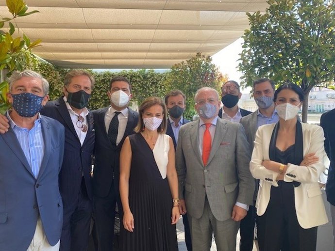 La concejala delegada de Turismo, Almudena Maíllo, con Gabriel García, presidente de la Asociación Hotelera de Madrid y miembros de la asociación