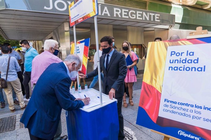 Gabriel Amat firma en presencia de Javier Aureliano García