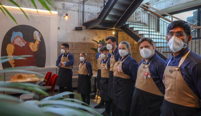 Un grupo de camareros en  la inauguración de un nuevo espacio de ocio-cultural en la antigua fábrica de Cruzcampo a 28 de mayo del 2021 en Sevilla, Andalucía, España