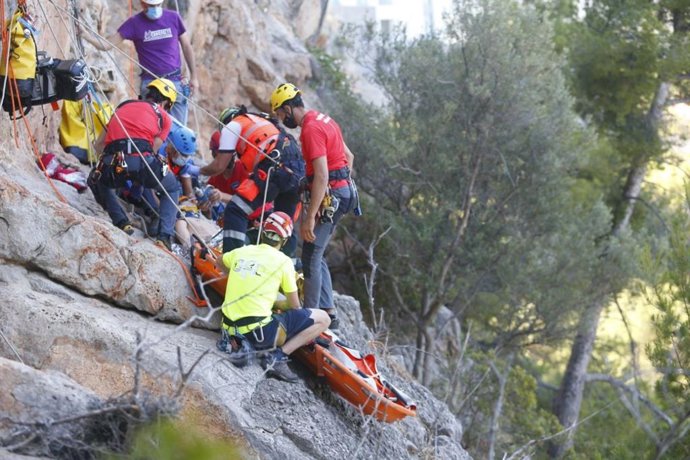 Bomberos de Mallorca y personal del SAMU 061 durante los ejercicios conjuntos de este lunes