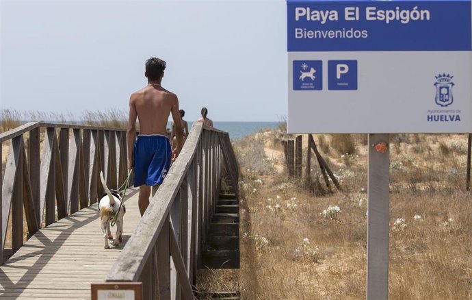 Uno de los accesos a la playa del Espigón de Huelva capital.