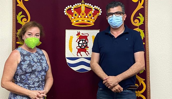 La responsable de la delegación de Innovación, Municipios Inteligentes y Transformación Digital de Diputación de Cádiz, Isabel Gallardo, junto al alcalde de Nueva Jarilla, Javier Contreras.