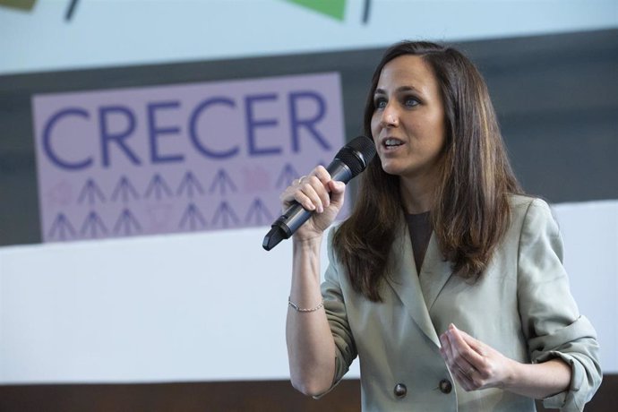 La ministra de Derechos Sociales y Agenda 2030, Ione Belarra, participa en un acto de campaña, a 3 de junio de 2021, en Avilés, Asturias, (España). Con el lema "Crecer", Belarra es candidata a la Lista del Consejo Ciudadano Estatal.