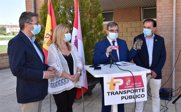 Presentación del bono rural de transporte gratuido en Arcos de Jalón.
