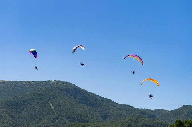 Archivo - Parapentes en el FIA El Yelmo/Archivo
