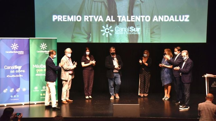 José Antonio Hergueta recoge el Premio Talento Andaluz de Canal Sur en el Festival de Cine de Málaga