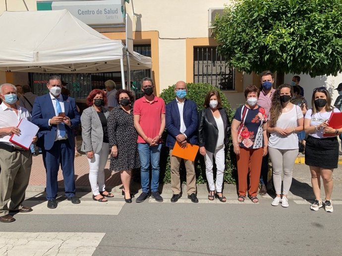 El Grupo Parlamentario Socialista de Granada ha pedido a la Junta de Andalucía la recuperación de la presencialidad y el refuerzo de personal en el centro de salud de Santa Fe (Granada)