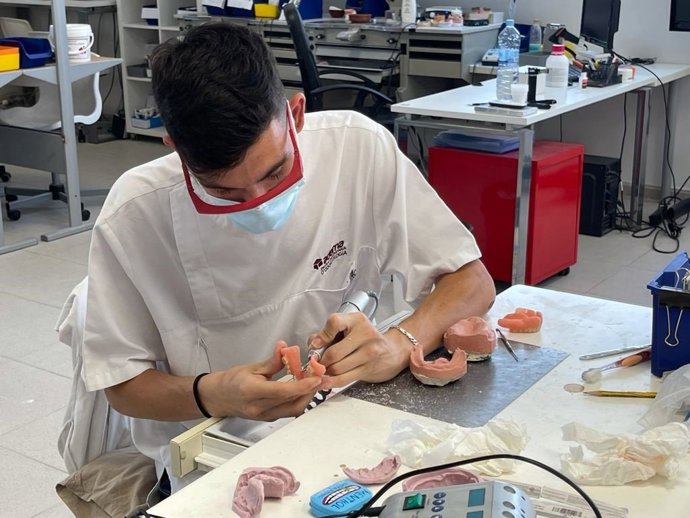 Trabajador de la Fundación Adema.