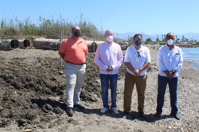 Axaragua mejora un tramo del emisario submarino para garantizar la estabilidad de la tubería