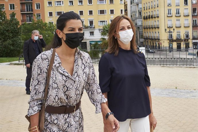 La portavoz de Vox en la Asamblea de Madrid, Rocío Monasterio (i), acude a un homenaje a los médicos fallecidos por la Covid-19 y a todas las víctimas de la pandemia, en el Templo Debod, a 5 de junio de 2021, en Madrid (España). Este homenaje ha sido co
