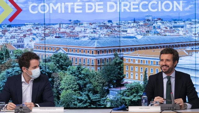 El secretario de Organización del PP, Teodoro García Egea, y el  presidente del Partido Popular, Pablo Casado, que preside la reunión del Comité de Dirección del PP en la sede de Génova, a 11 de mayo de 2021, en Madrid, (España). 