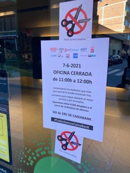 Foto de una oficina de CaixaBank cerrada de 11h a 12h el 7 de junio por el paro convocado para rechazar el ERE. Foto de @CCOOCaixaBank