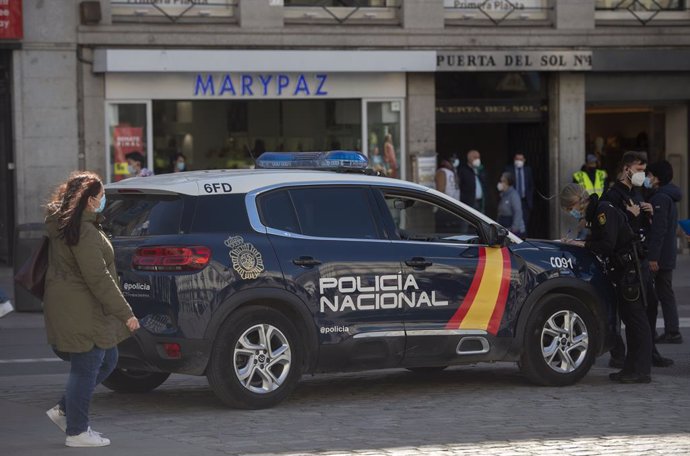 Archivo - Un coche de Policía Nacional circula por la Puerta del Sol, Madrid, (España), a 12 de marzo de 2021. La Comunidad de Madrid ha anunciado el cierre perimetral en el puente de San José y durante la festividad de Semana Santa pero recurrirá ante 