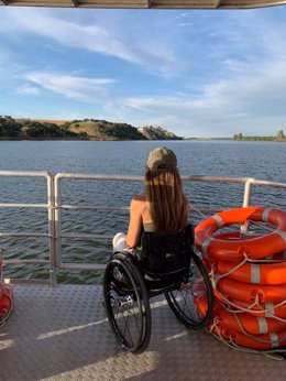Un turista en silla de ruedas visita al pantano de Alqueva