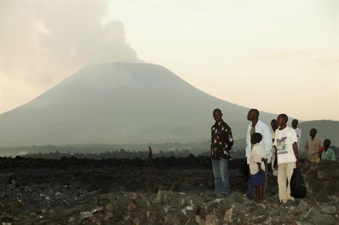Archivo - Un grupo de congoleños frente al volcán Nyiragongo  cuando entró en erupción el 19 de febrero de 2005 en Goma