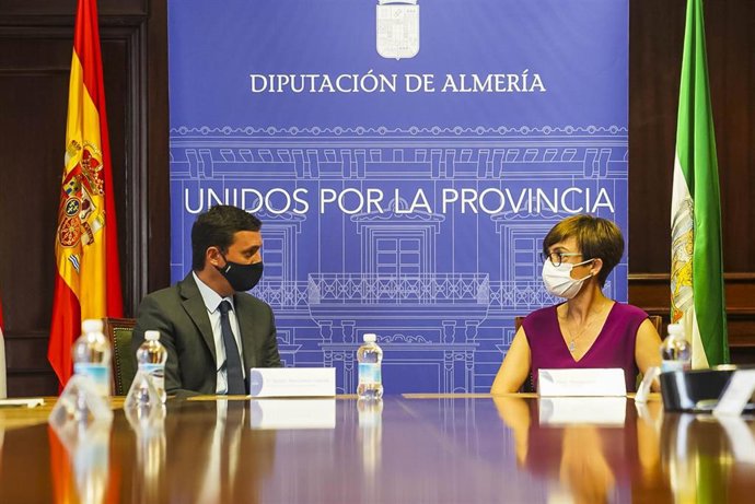 El presidente de la Diputación de Almería, Javier Aureliano García, conversa con la directora general de la Guardia Civil, María Gámez.