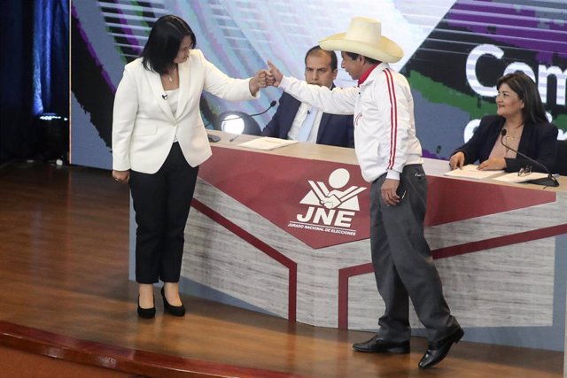 Los candidatos presidenciales Keiko Fujimori, de Fuerza Popular, y Pedro Castillo, de Perú Libre, en un debate electoral celebrado en Arequipa, en el sur del país.
