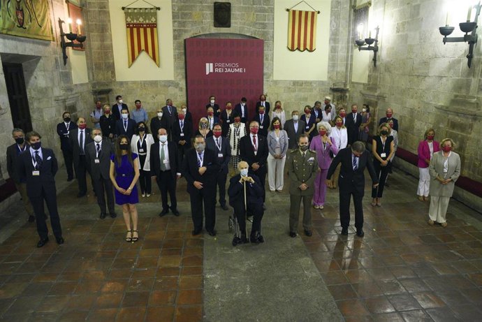Foto de familia de jurados de la 33 edición de los Premios Rei Jaume I