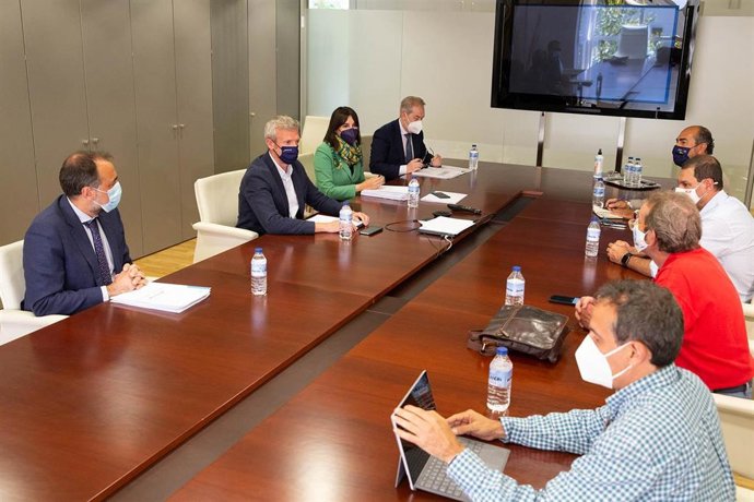 Reunión con la hostelería en la que participa el vicepresidente de la Xunta, Alfonso Rueda, y los conselleiros de Sanidade y Emprego