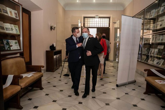 El presidente de Castilla-La Mancha, Emiliano García-Page, y el socialista Emilio Sáez.