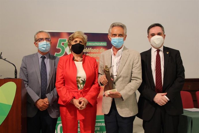 El doctor psiquiatra sevillano Luis Rojas-Marcos ha recibido el Premio Teléfono de la Esperanza