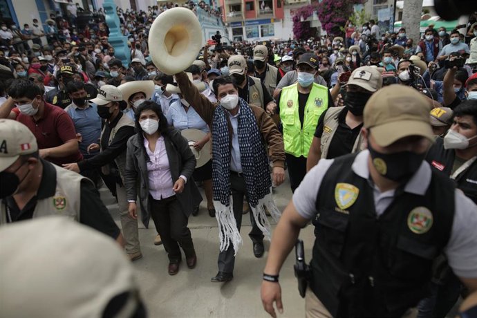06 June 2021, Peru, Cajamarca: Presidential candidate of the left-wing Free Peru party Pedro Castillo (C) greets peeple as he arrives at a polling station to cast his vote in Peru's presidential election. Marxist village schoolteacher Pedro Castillo and