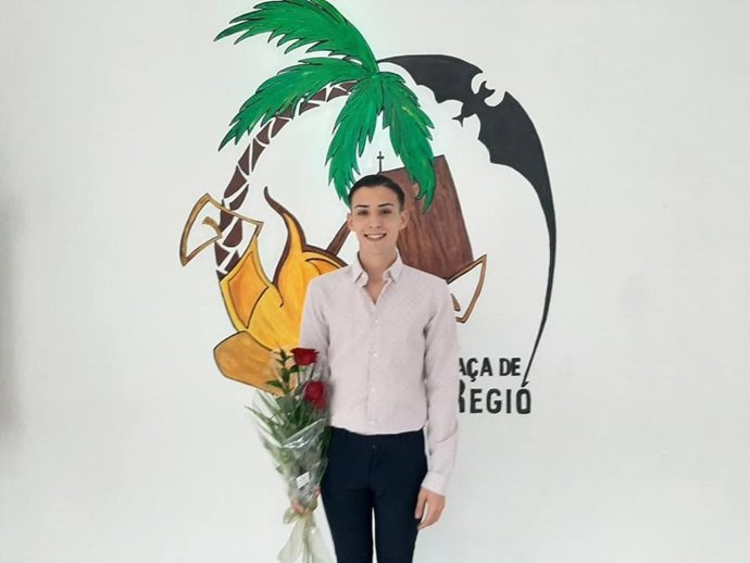 El joven Erik Lozano, primer fallero mayor de la comisión Plaa de la Regi de Catarroja (Valencia)
