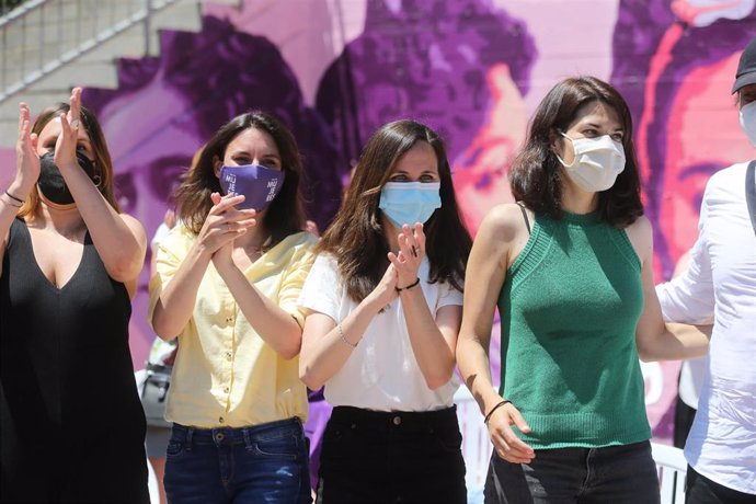 (I-D) La diputada de Unidas Podemos en la Asamblea de Madrid, Alejandra Jacinto; la ministra de Igualdad, Irene Montero; la ministra de Derechos Sociales, Ione Belarra, y la portavoz nacional de Podemos, Isa Serra, durante un acto de la campaña de Belar