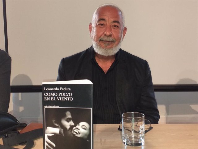 Leonardo Padura, en la presentación de su última novela 'Como polvo en el viento', como antesala de la Semana Negra de Gijón